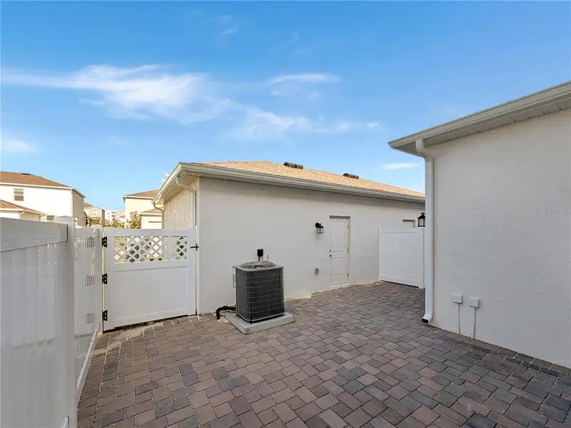Exterior details and patio area of a home in , Apopka (Image 4).