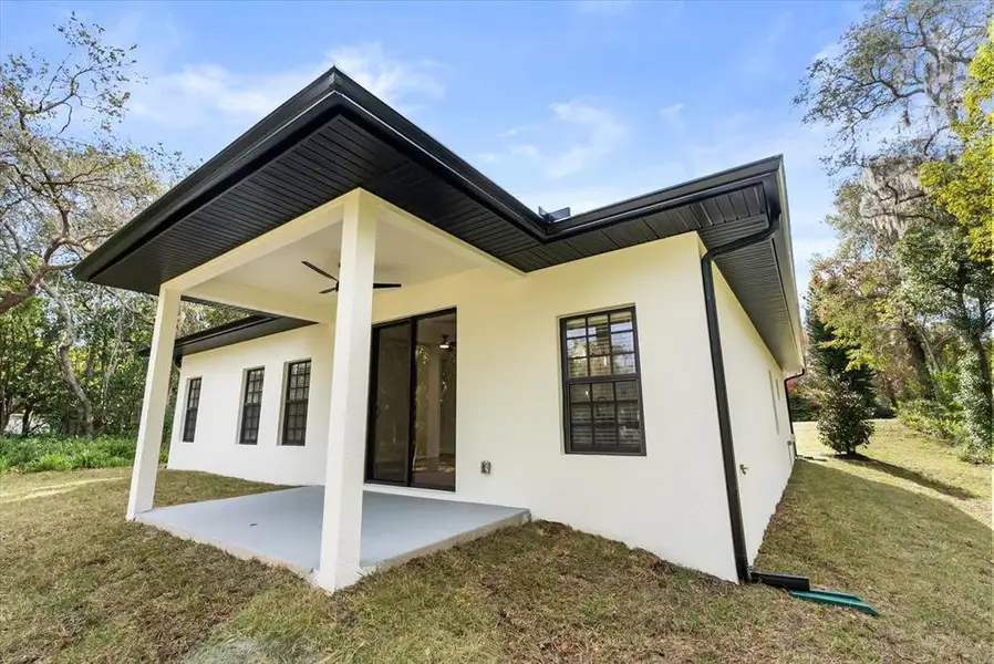 Exterior details and patio area of a home in , Debary (Image 4).