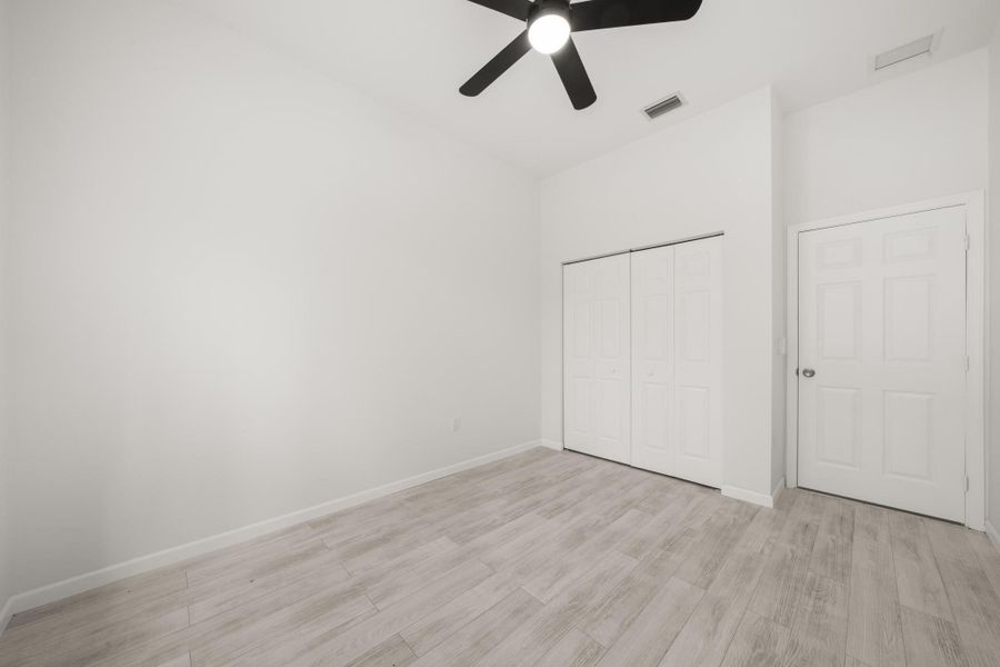 Spacious, unfurnished interior of a new home in , Lake Placid (Image 24).