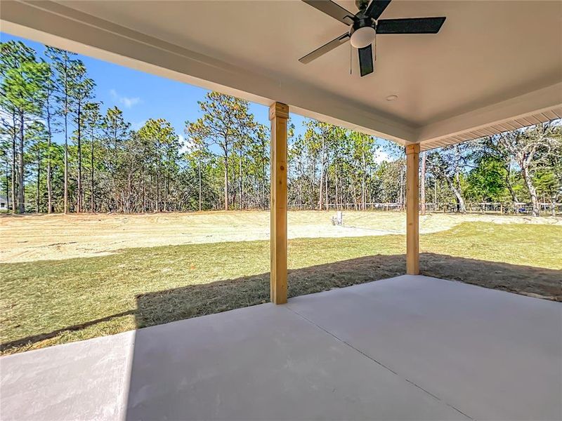 Exterior details and patio area of a home in , Dunnellon (Image 16).