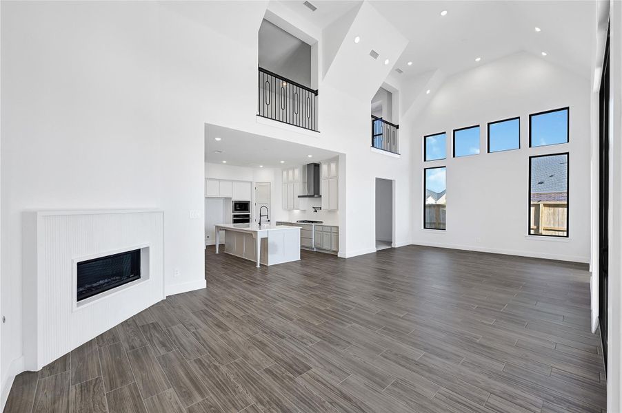 Spacious, unfurnished interior of a new home in Cross Creek West, Fulshear (Image 36).