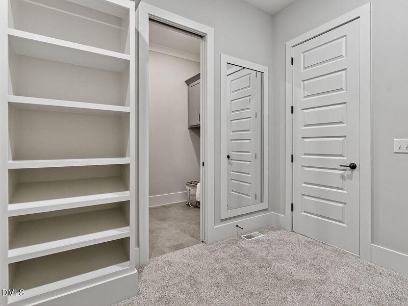 022-1280x960-closet