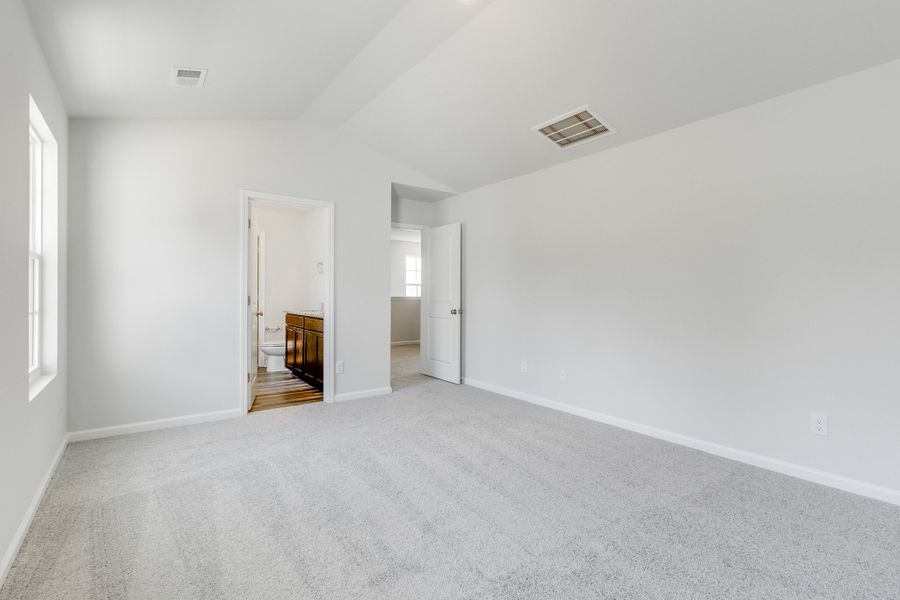 Spacious, unfurnished interior of a new home in Bluefield, Lexington (Image 25).