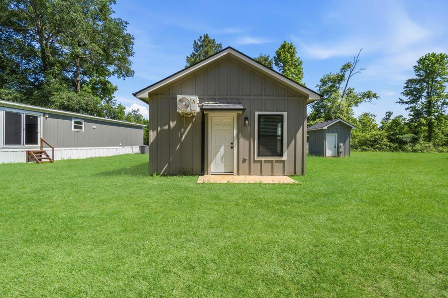 Exterior details and patio area of a home in , Livingston (Image 16).