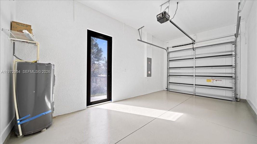 Spacious, unfurnished interior of a new home in , Lehigh Acres (Image 23).