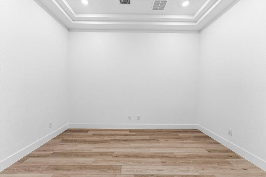 Spacious, unfurnished interior of a new home in Valencia, Manvel (Image 32).