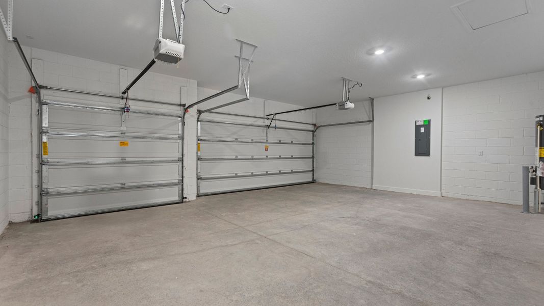 Spacious, unfurnished interior of a new home in Cresswind at Lake Harris, Tavares (Image 24).