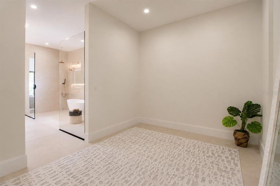 Spacious, unfurnished interior of a new home in , Sarasota (Image 22).
