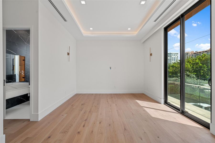 Spacious, unfurnished interior of a new home in , Pompano Beach (Image 25).