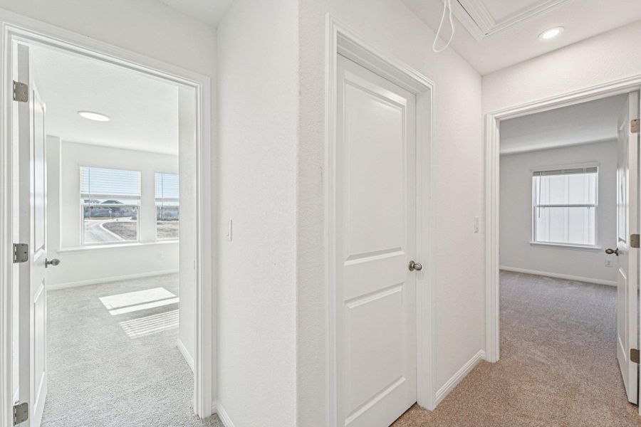 Spacious, unfurnished interior of a new home in Porter Country, Buda (Image 32).