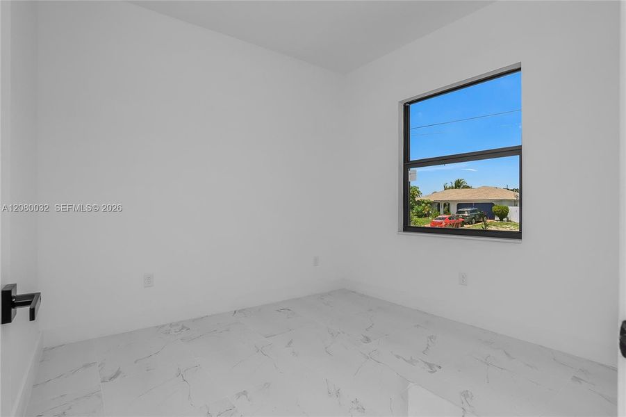 Spacious, unfurnished interior of a new home in , Cape Coral (Image 12).