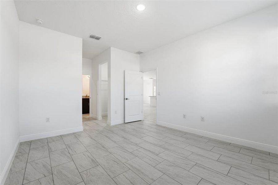 Spacious, unfurnished interior of a new home in , Ocala (Image 27).