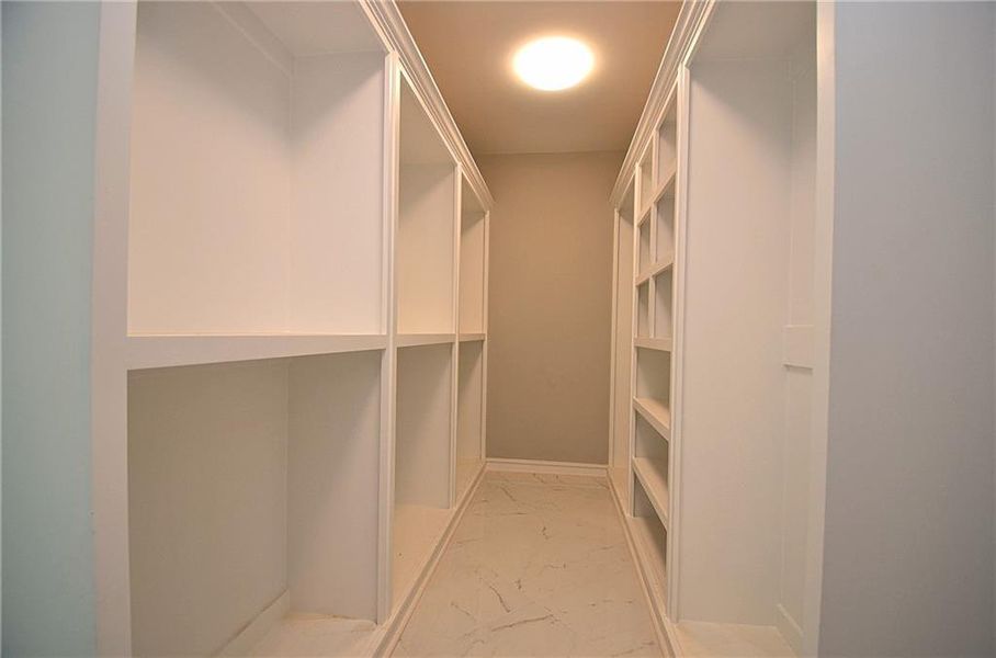 Spacious, unfurnished interior of a new home in , Bogart (Image 17).