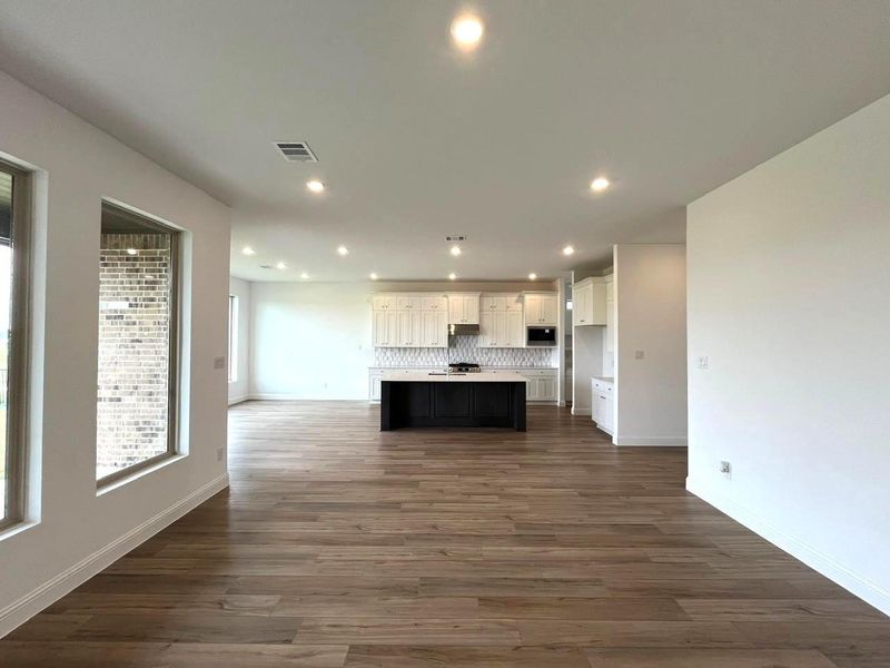 Spacious, unfurnished interior of a new home in Cross Creek West, Fulshear (Image 23).
