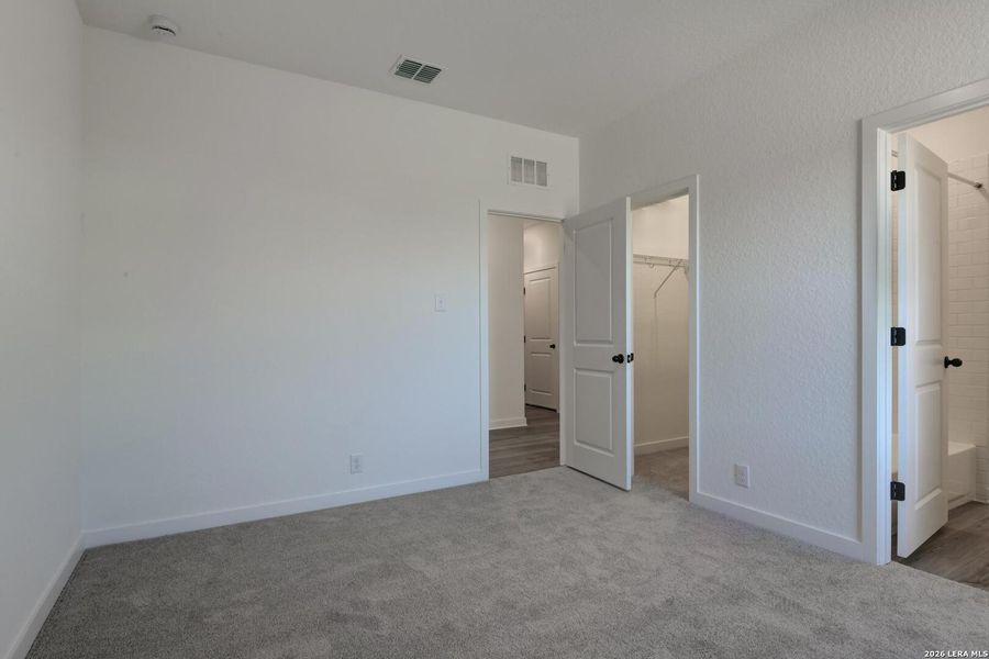 Spacious, unfurnished interior of a new home in Nopal Valley, San Antonio (Image 20).