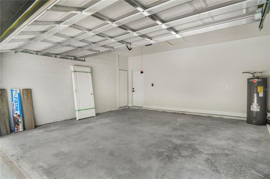 Spacious, unfurnished interior of a new home in , Citrus Springs (Image 34).