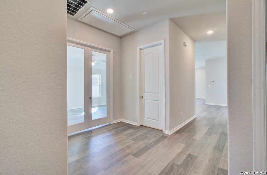 Spacious, unfurnished interior of a new home in Sunflower Ridge, New Braunfels (Image 25).