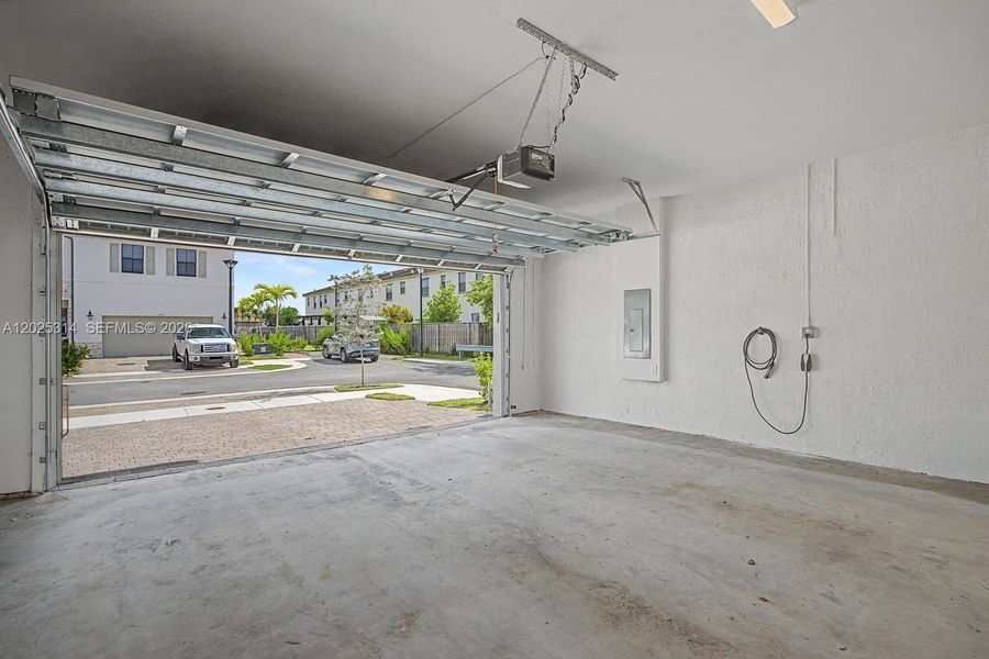 Spacious, unfurnished interior of a new home in , Miami (Image 16).