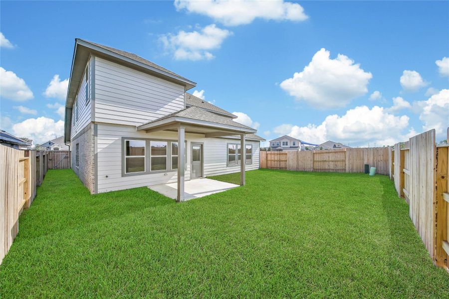 Exterior details and patio area of a home in , Rosharon (Image 3).