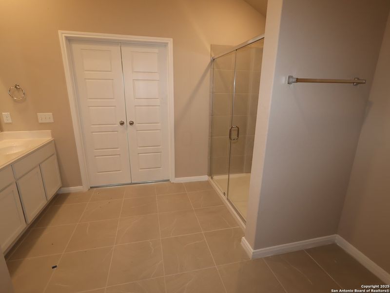 Spacious, unfurnished interior of a new home in Greenspoint Heights, Seguin (Image 24).