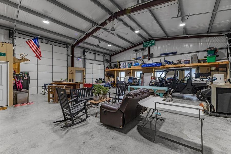 Community amenities in , Yoakum (Image 34).