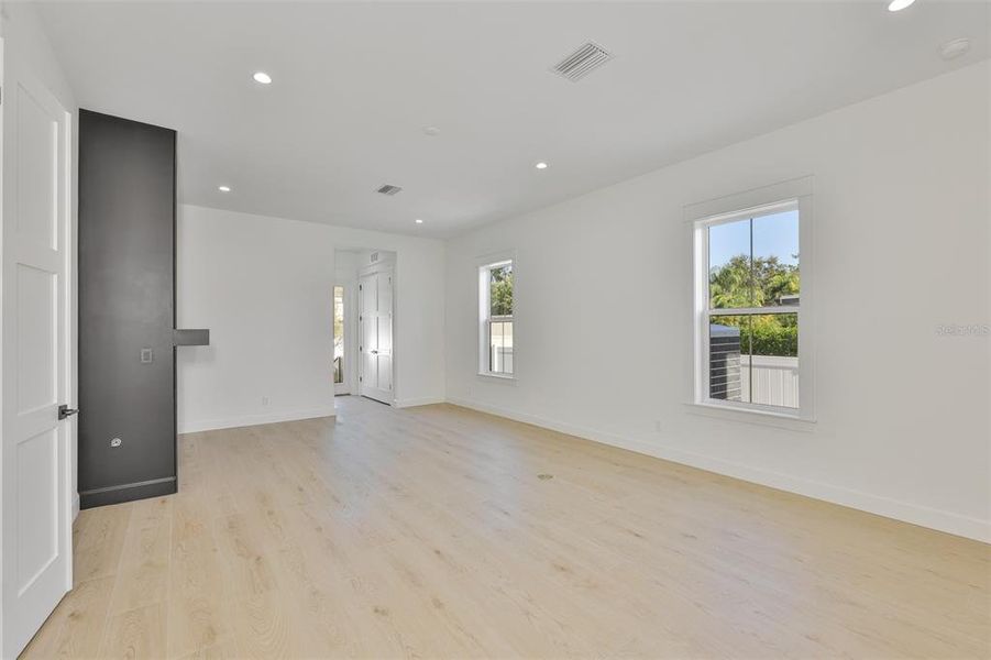 Spacious, unfurnished interior of a new home in , Tampa (Image 69).