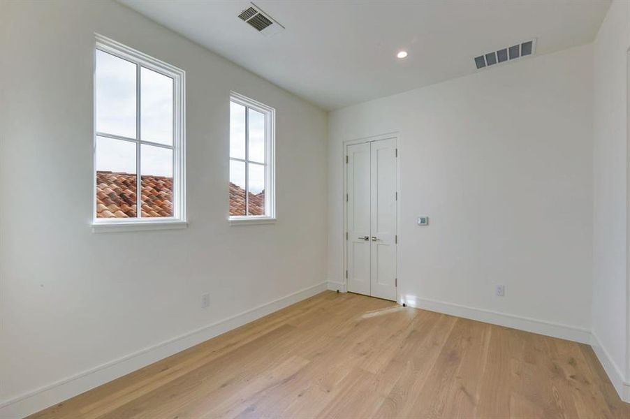 Spacious, unfurnished interior of a new home in Amarra Villas, Austin (Image 17).