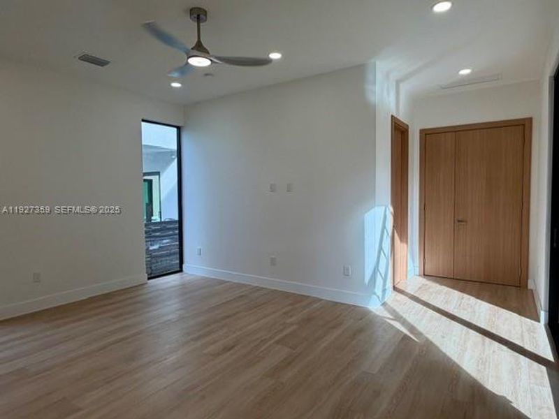 Spacious, unfurnished interior of a new home in , Fort Lauderdale (Image 24).