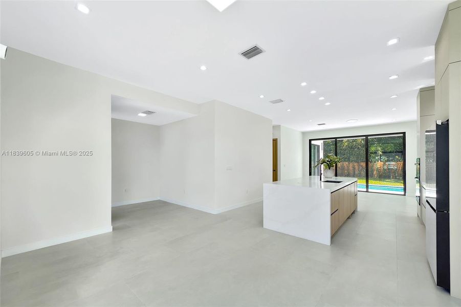 Spacious, unfurnished interior of a new home in , Miami (Image 15).