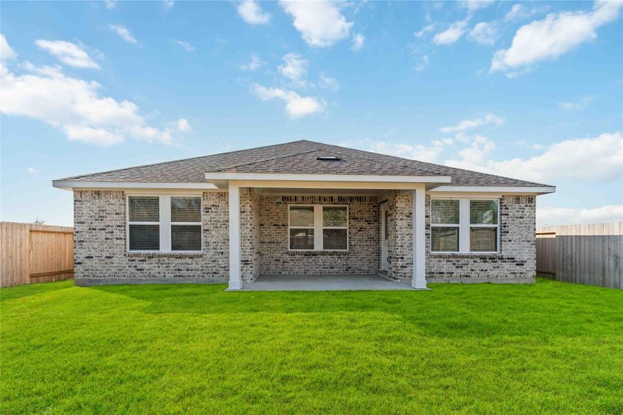 Exterior details and patio area of a home in Sunrise Cove, Texas City (Image 4).