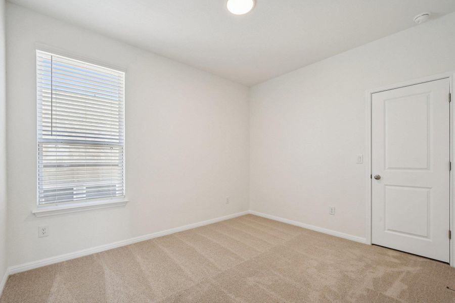 Spacious, unfurnished interior of a new home in Porter Country, Buda (Image 19).