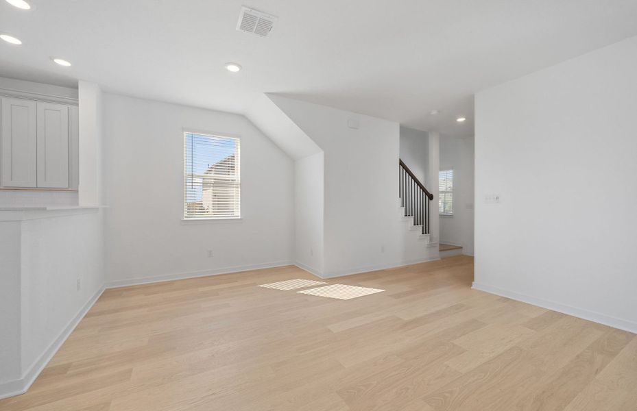 Spacious, unfurnished interior of a new home in Sunfield, Buda (Image 17).