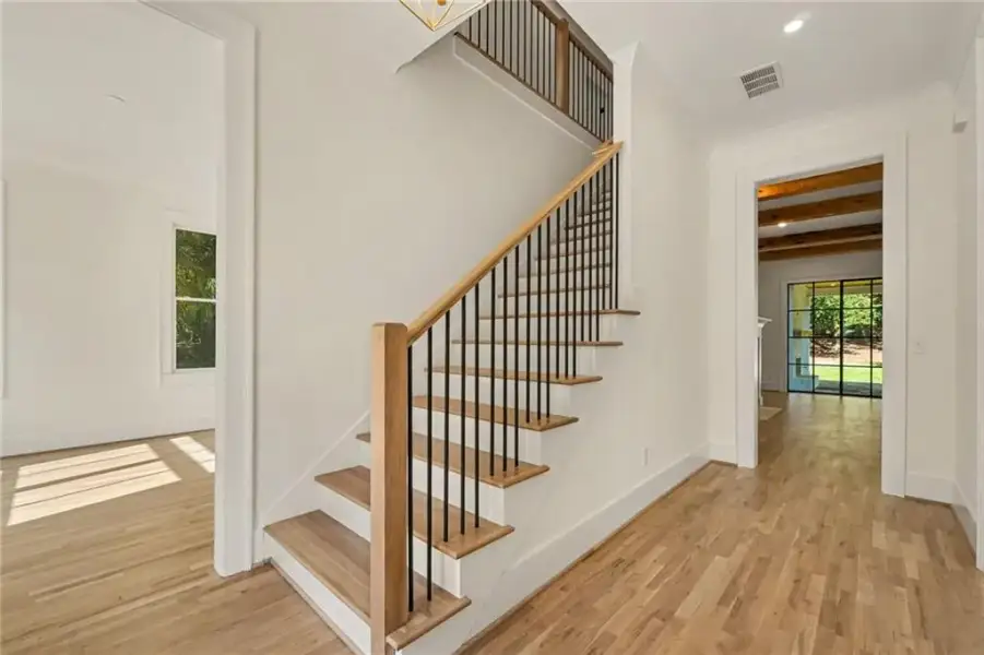 Spacious, unfurnished interior of a new home in , Atlanta (Image 35).