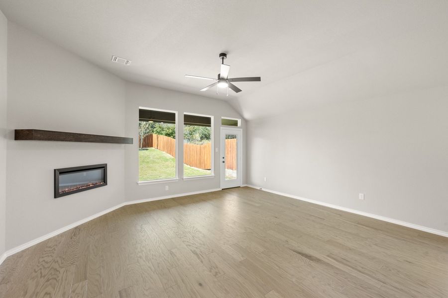 Spacious, unfurnished interior of a new home in Waterford Park, Weatherford (Image 16).
