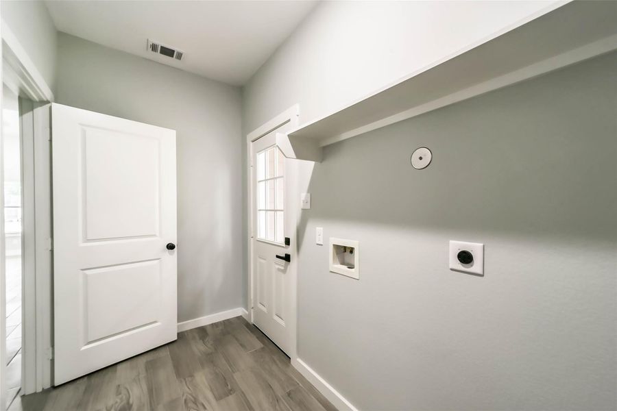 Spacious, unfurnished interior of a new home in , Conroe (Image 18).