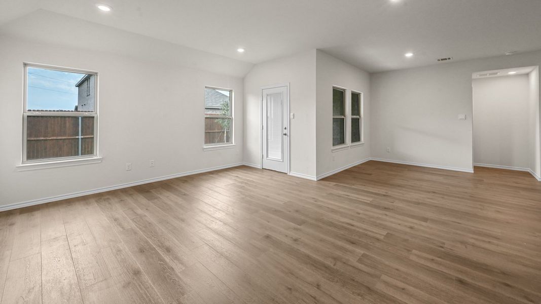 Spacious, unfurnished interior of a new home in Bluff Springs, Ferris (Image 17).
