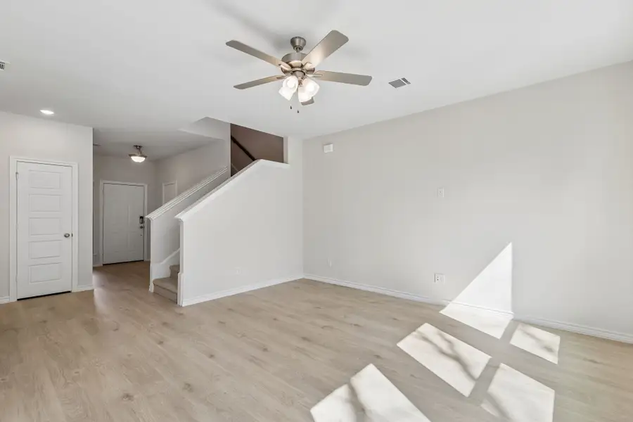 Spacious, unfurnished interior of a new home in Eagle Cove, Denton (Image 21).
