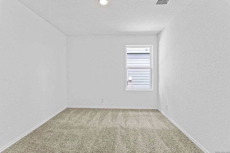 Spacious, unfurnished interior of a new home in Blue Ridge Ranch, San Antonio (Image 20).