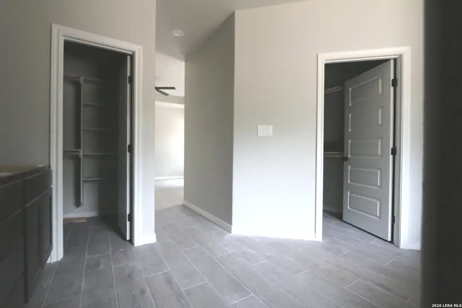 Spacious, unfurnished interior of a new home in , La Vernia (Image 3).