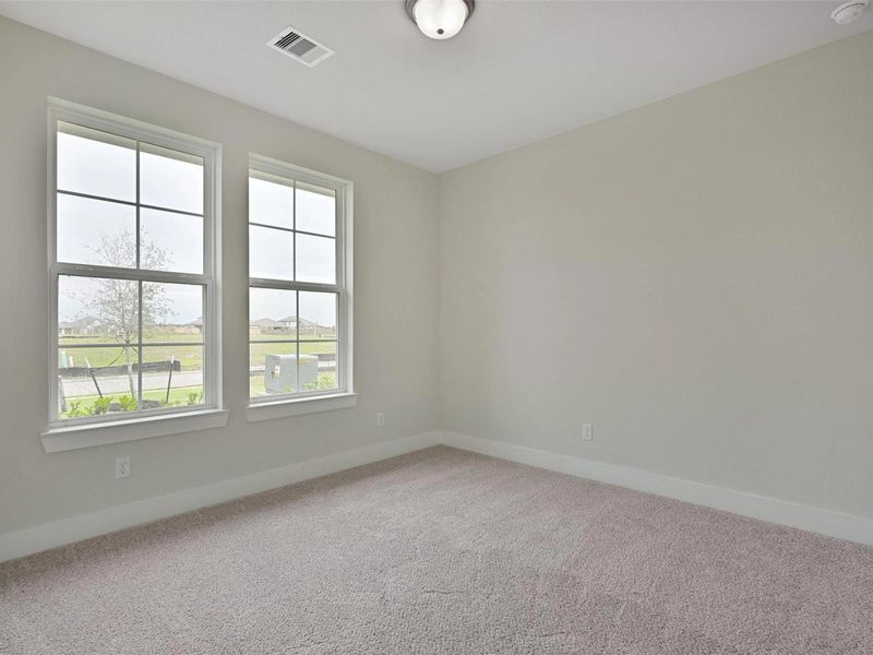 Spacious, unfurnished interior of a new home in Lago Mar, Texas City (Image 34).