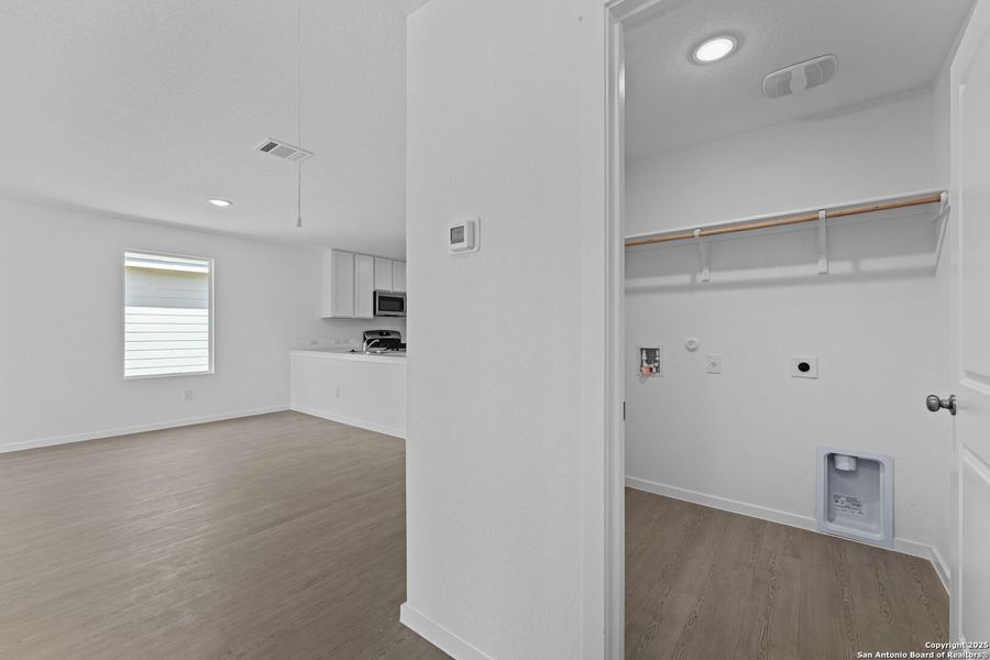 Spacious, unfurnished interior of a new home in Lodi Grove, Floresville (Image 15).