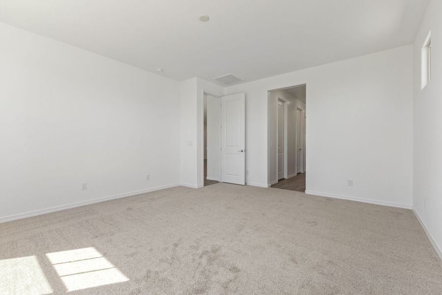 Spacious, unfurnished interior of a new home in Las Ventanas, Goodyear (Image 13).