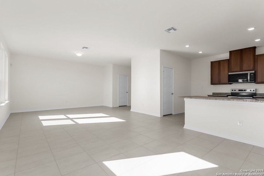 Spacious, unfurnished interior of a new home in Spanish Trails, San Antonio (Image 9).