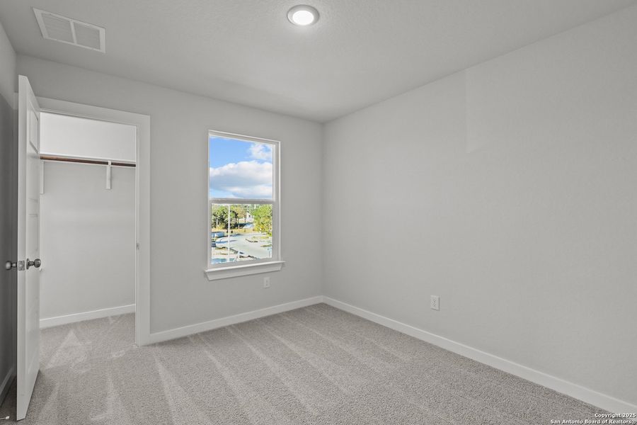 Spacious, unfurnished interior of a new home in Rosemont Hill, San Antonio (Image 14).