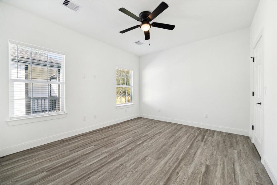 Spacious, unfurnished interior of a new home in , Wharton (Image 10).