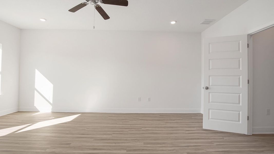 Spacious, unfurnished interior of a new home in Bayside at Ward Creek, Panama City Beach (Image 29).