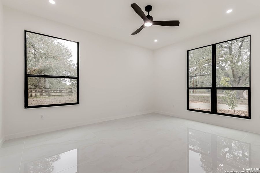 Spacious, unfurnished interior of a new home in , Floresville (Image 41).