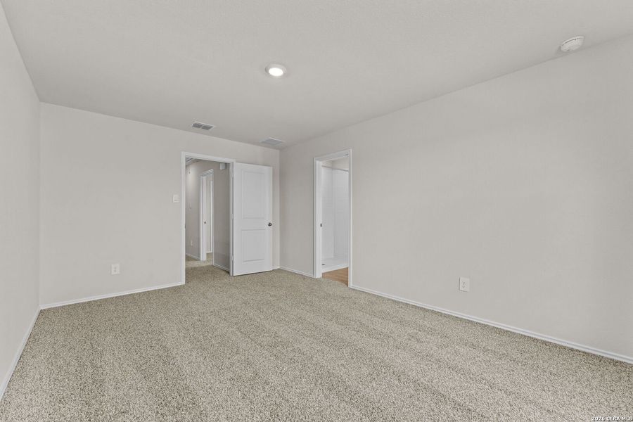 Spacious, unfurnished interior of a new home in Bollinger, Uhland (Image 12).