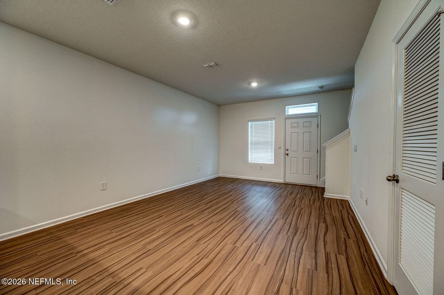 Spacious, unfurnished interior of a new home in , Middleburg (Image 12).