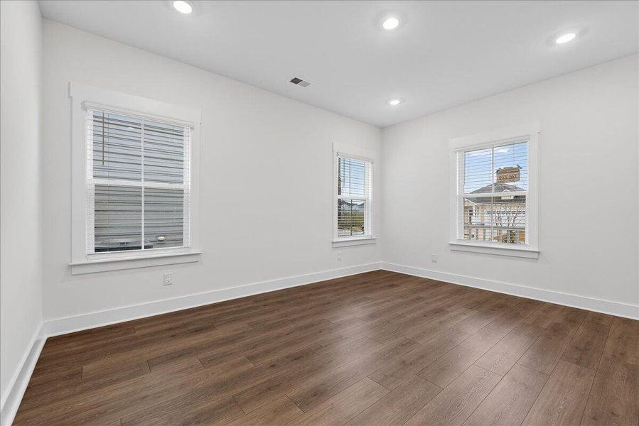 Spacious, unfurnished interior of a new home in The Coves at Lakes of Cane Bay, Summerville (Image 31).